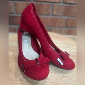DANA BUCHMAN RED FAUX SUEDE BALLET FLATS KITTEN HEEL BOW ACCENT SHOES SIZE 9
